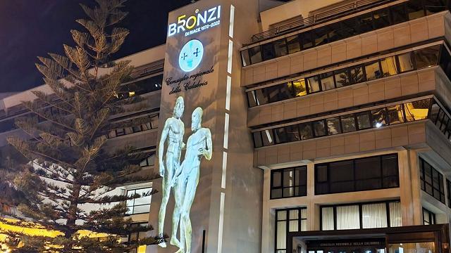 L'immagine dei Bronzi proiettata su Palazzo Campanella