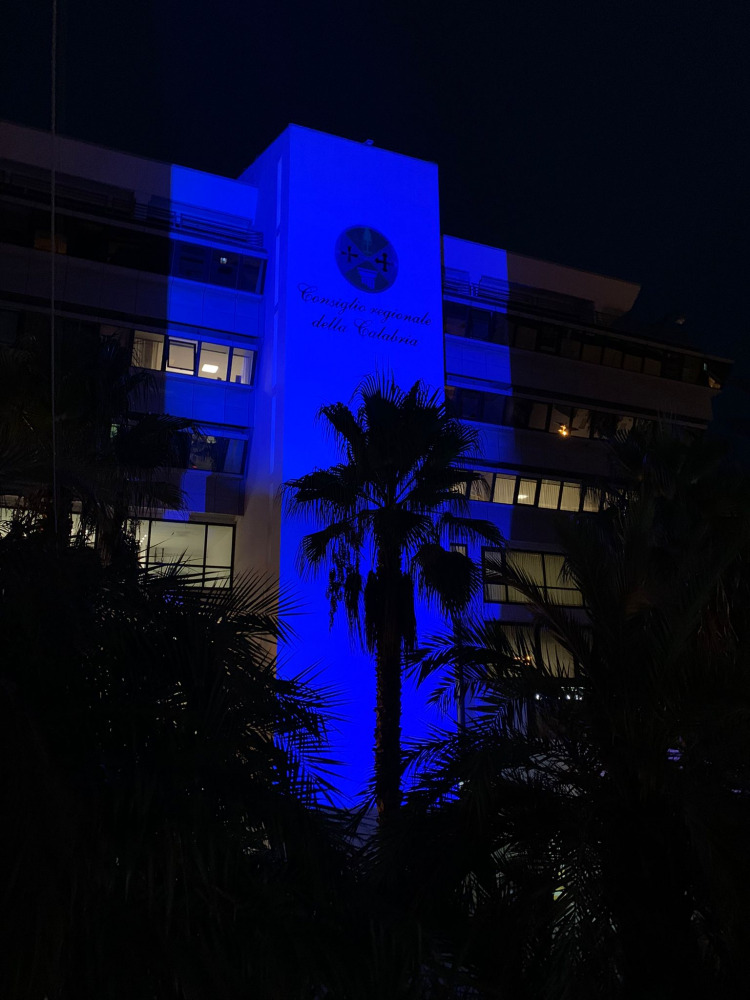 In occasione della Giornata internazionale delle lingue dei segni, Palazzo Campanella si illumina di blu. 