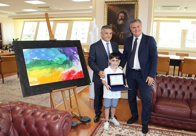 Il presidente del Consiglio regionale premia il piccolo artista Manuel Calvano