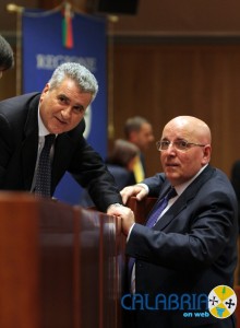 Il presidente Scalzo col presidente Oliverio durante la prima seduta del Consiglio regionale.