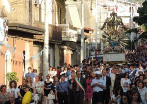 inchino al boss durante processione